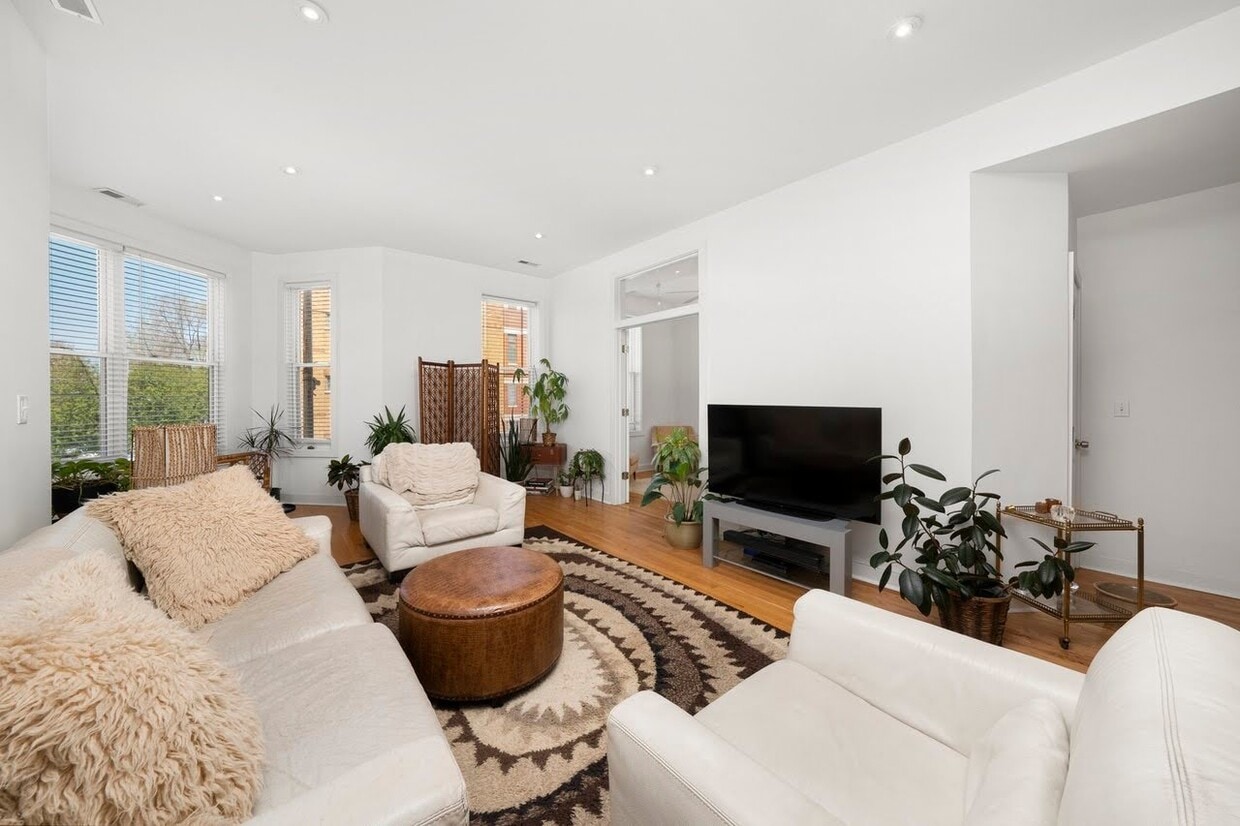 Photo - 2459 W Augusta Blvd (Chicago, IL)