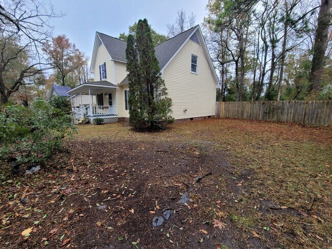 Building Photo - Welcome to this charming 4-bedroom, 2.5-bathroom house located in the desirable city of Wilmingto...