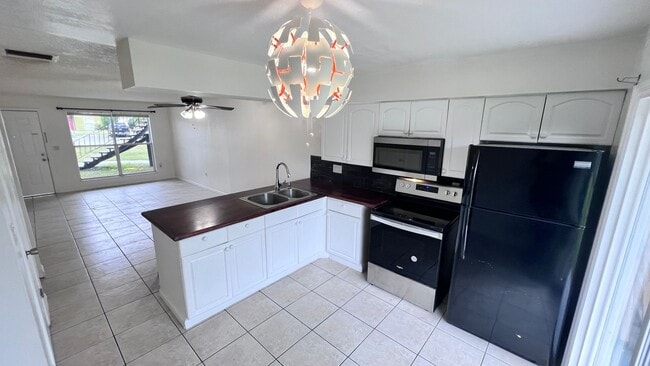 Building Photo - Charming 2 BEDROOM 1 BATHROOM Condo in Orl...