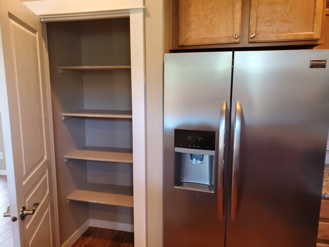 Foto del edificio - COMING SOON - 3 Bed 2 Bath single level - Fence - 2 Car Garage