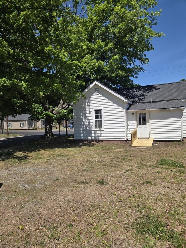 Building Photo - Charming Historic Bungalow