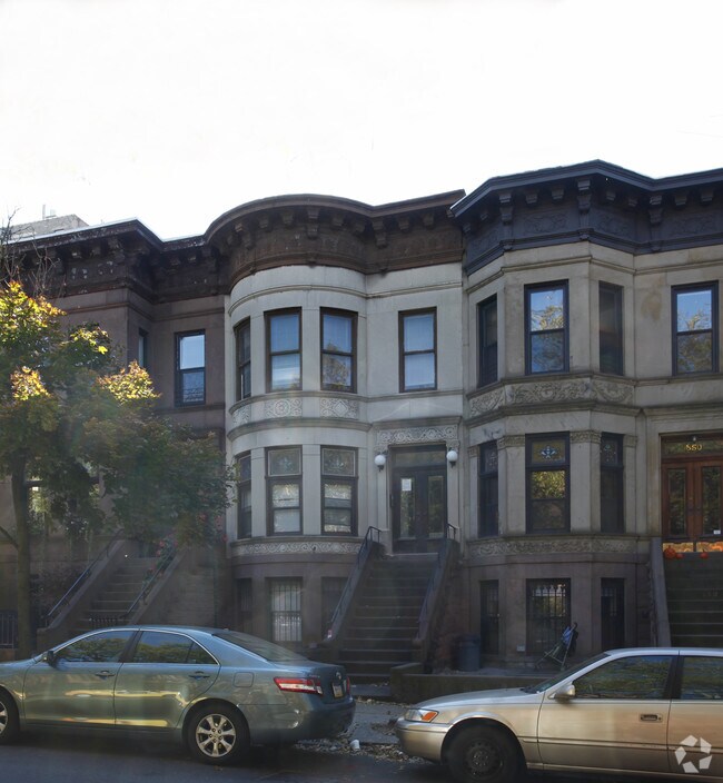 Building Photo - 852 Union St