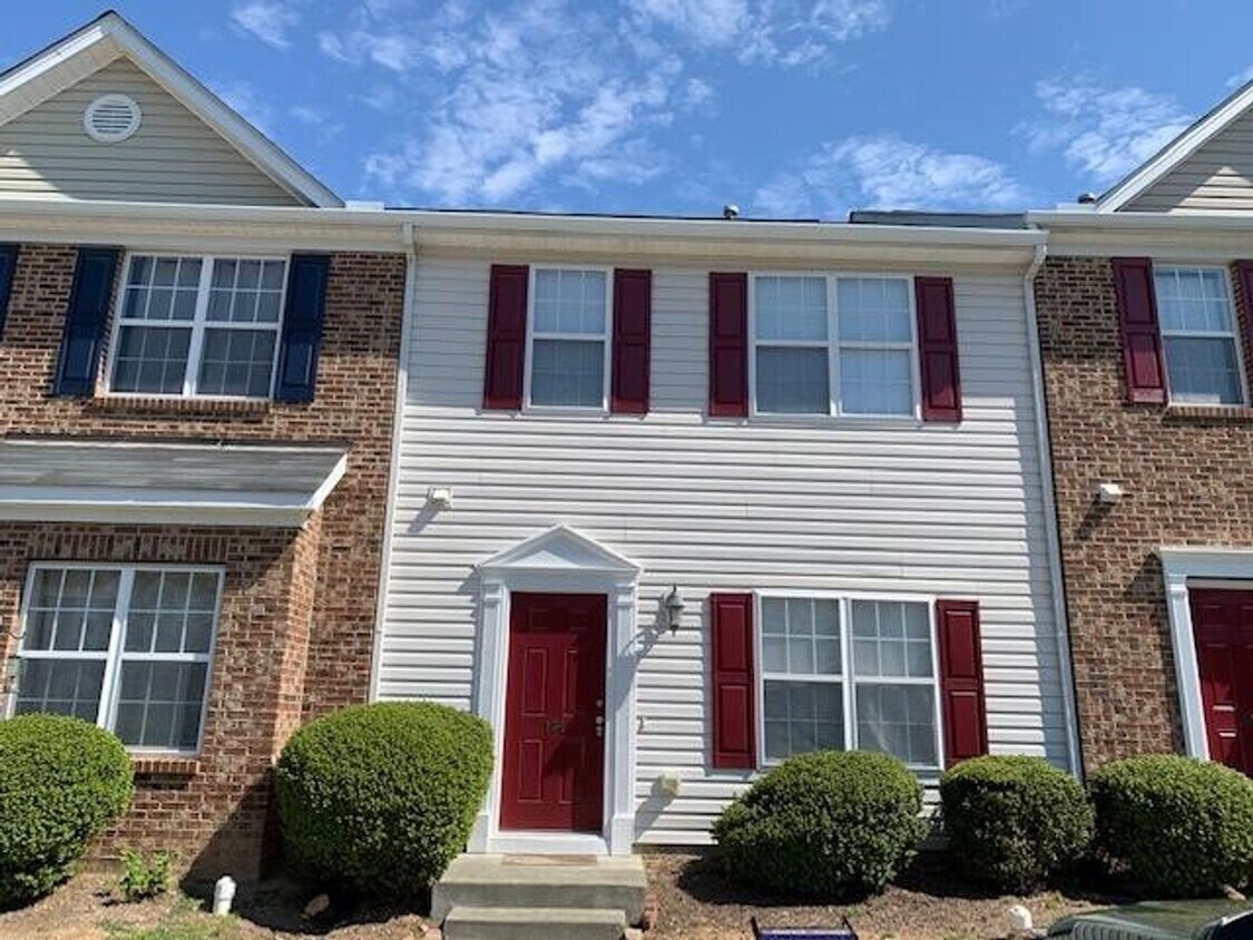 Foto principal - 104 Graystar Road, Apex- Bev Roberts Renta...