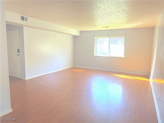 Foto del edificio - 1803 Cromwell Dr