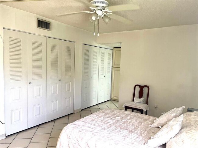 Foto del edificio - 9803 NW 3rd St