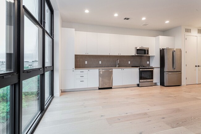 Foto del edificio - 800 Embassy Dr