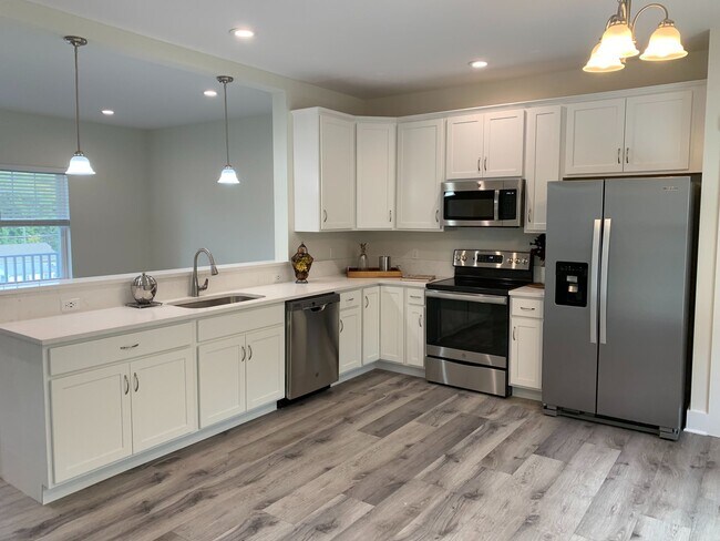 Building Photo - Beautiful 3BR/2.5 Bath Townouse with 2 Car...