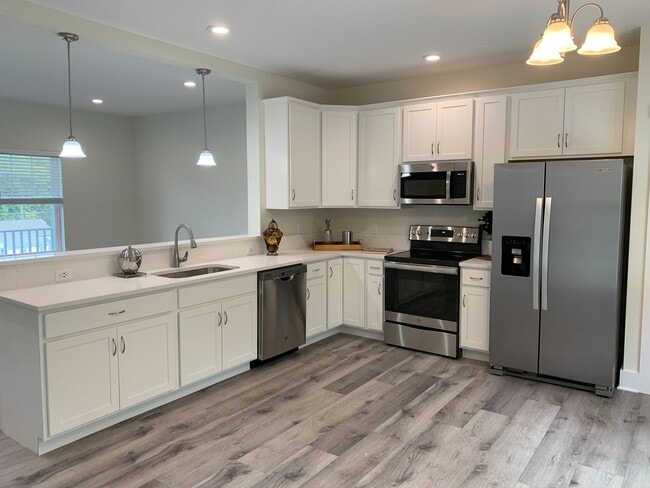 Building Photo - Lovely 3BR/2.5 Bath Townhouse with 2 Car G...