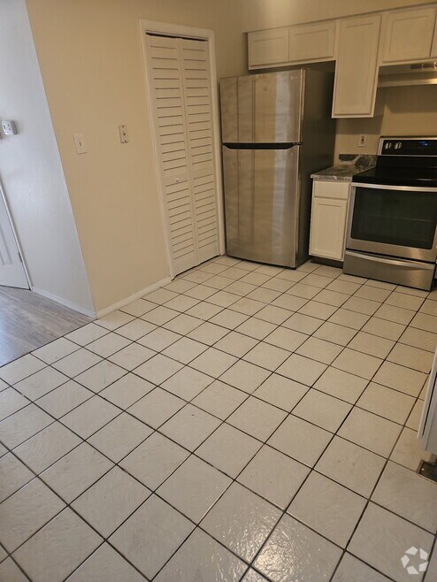 Building Photo - 4023 Woodfern Dr