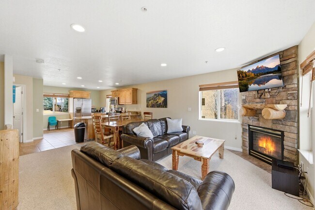 Building Photo - 3555 N Fox Run Dr