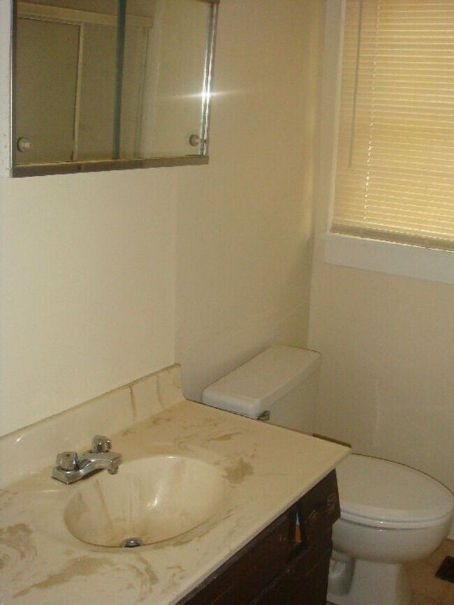 Foto del edificio - THREE BEDROOM, ONE BATH