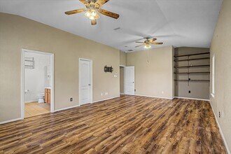 Building Photo - 630 W Newport Bend