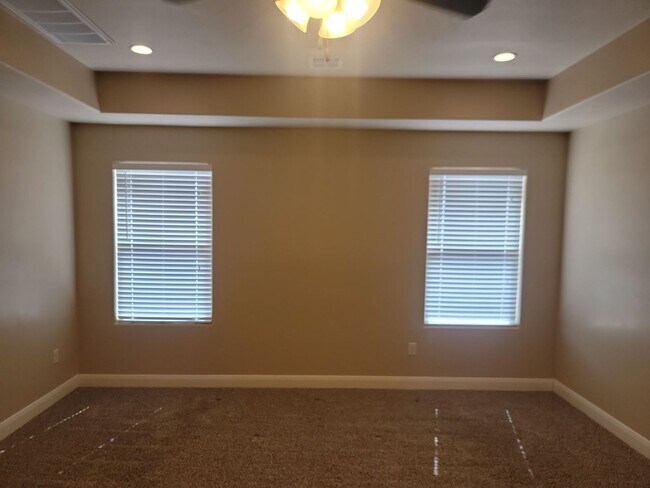 Building Photo - Gorgeous 6 Bedroom Home in Washington!