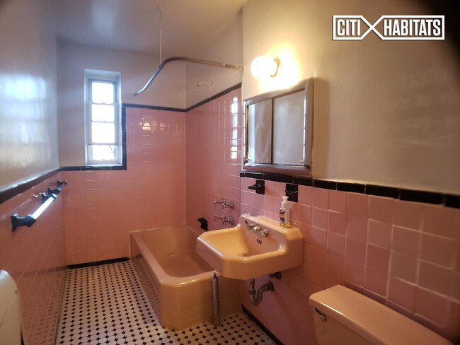 Foto del edificio - 1441 Metropolitan Ave