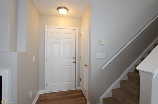 Building Photo - 599 W Oaks Dr