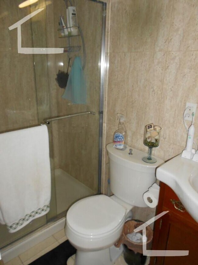 Building Photo - 4 bed 2 bath DUPLEX! - Washington Square -...