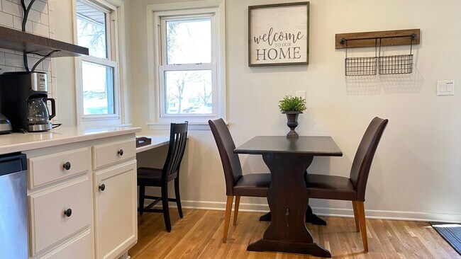 Building Photo - Bright and Cheery Remodeled Mid Century Home