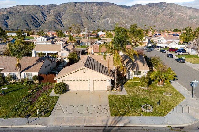 Building Photo - Charming 3 Bed/2 bath Home With Mountain V...