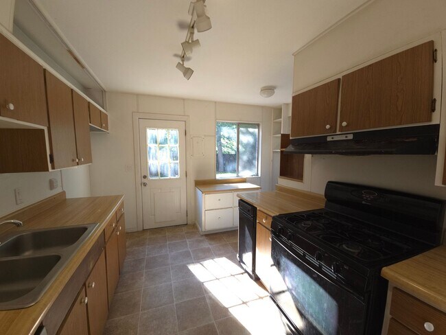 Building Photo - 5 bed 3 bath home in Boulder