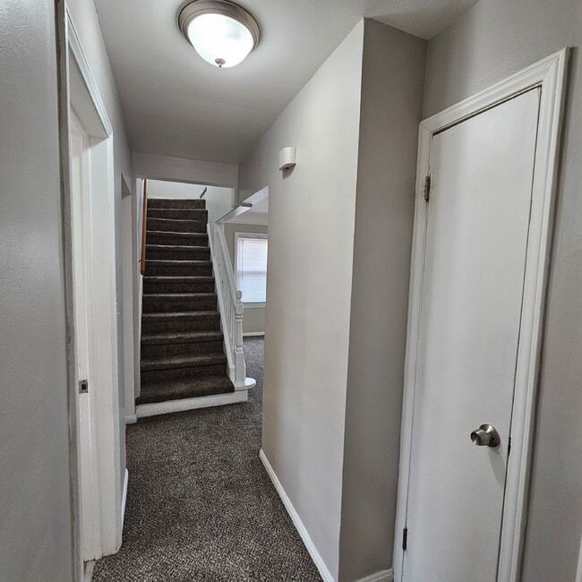 Building Photo - 3 Bedroom Bungalow w/ New Carpet Through O...
