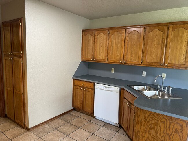 Building Photo - 4 bed in Moore Schools!