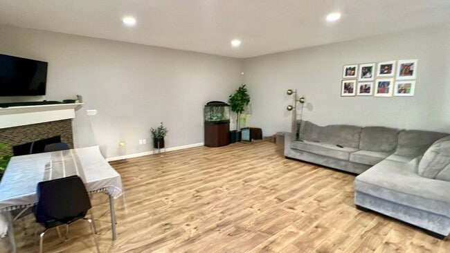 Building Photo - Spectacular 5 BD* 2.5 BA* + Bonus Room Sin...