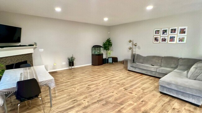 Foto del edificio - Spectacular 5 BD* 2.5 BA* + Bonus Room Sin...