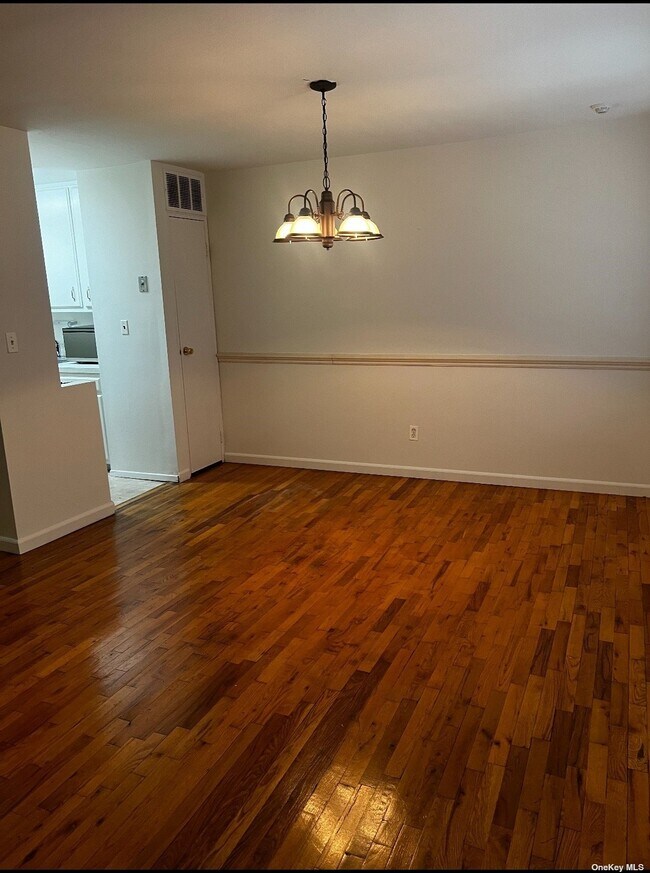 128 Artist Lake Dr, Middle Island, NY 11953 Room for Rent in Middle