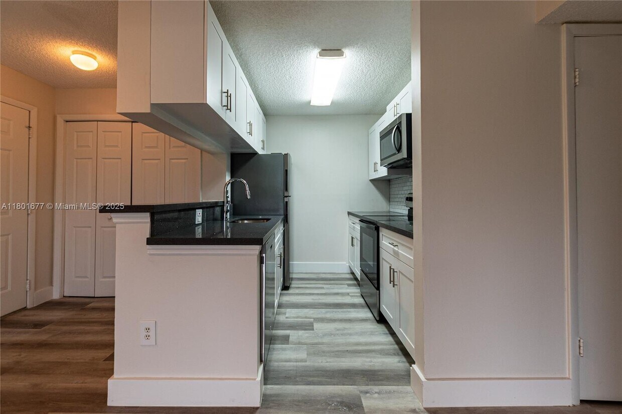 Foto principal - 4321 W McNab Rd