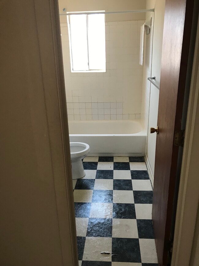 bath - 1140 S Elizabeth St