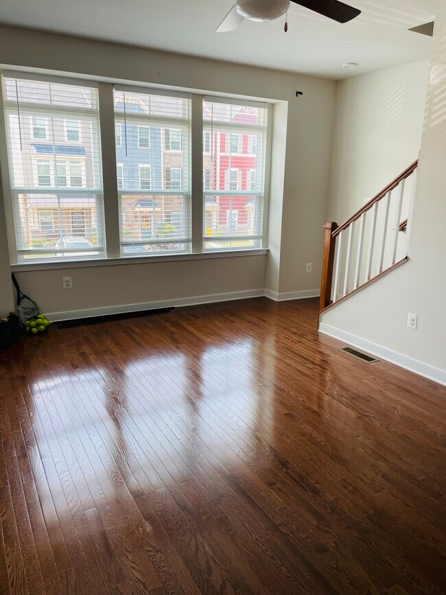 Building Photo - 550 White Oak Dr