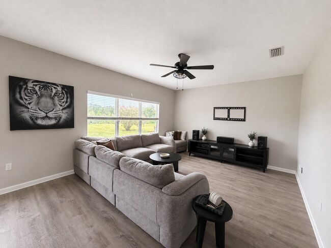 Foto del edificio - Spacious Living Overlooking a Serene Pond