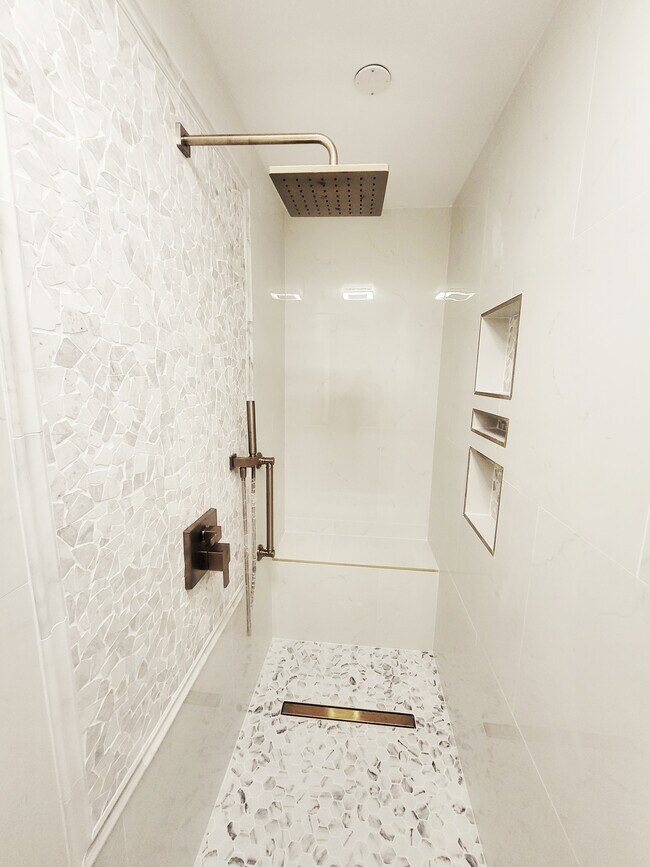 Foto del edificio - 2305 Whispering Pines Dr