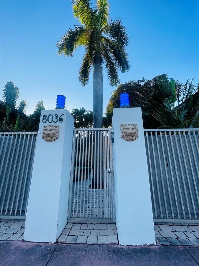 Foto del edificio - 8036 Harding Ave