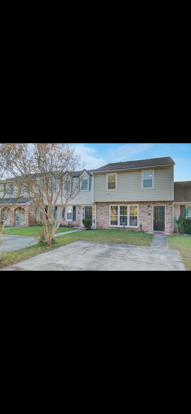 Building Photo - 5565 E Shirley Dr