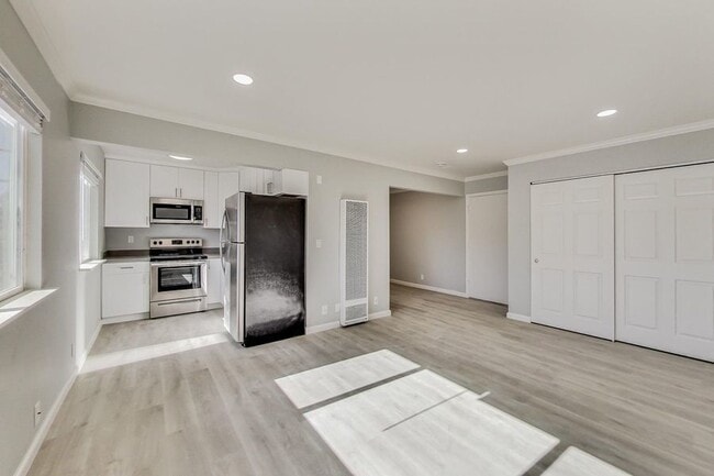 Building Photo - Fully Renovated Studio with Alcove Perfect...