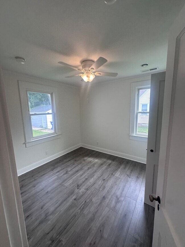 Foto del edificio - 2730 Vimy Ridge Ave