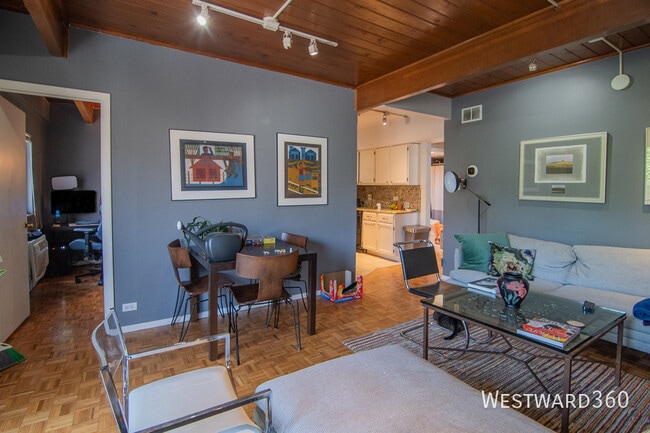 Building Photo - 4334 N Clarendon Ave