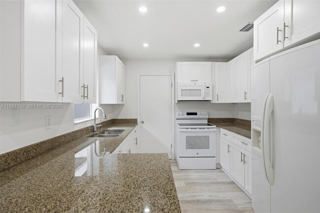 Building Photo - 1281 W 42nd St