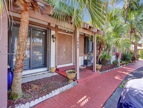 Building Photo - 2665 Parkview Dr S