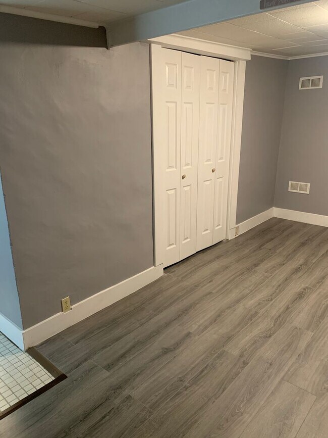 Foto del edificio - Spacious 1-Bedroom Apartment with Parking & Shared Yard — Midtown Kingston