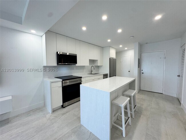 Building Photo - 2899 Collins Ave