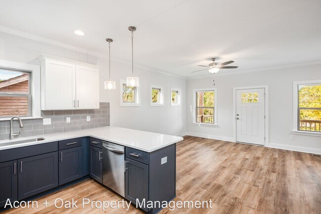 Building Photo - 3 br, 2.5 bath House - 703 B Grant St