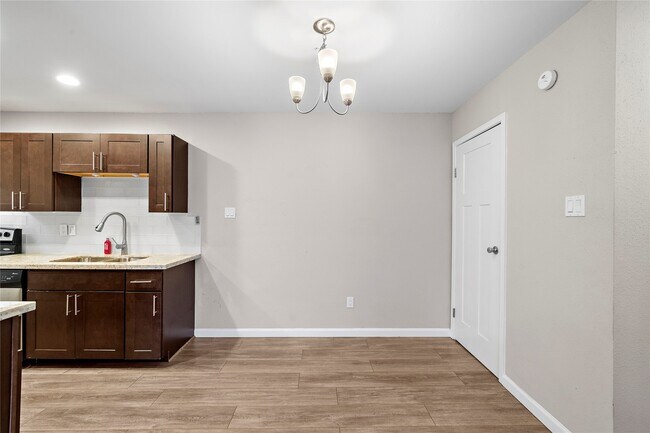 Foto del edificio - 2750 Holly Hall St