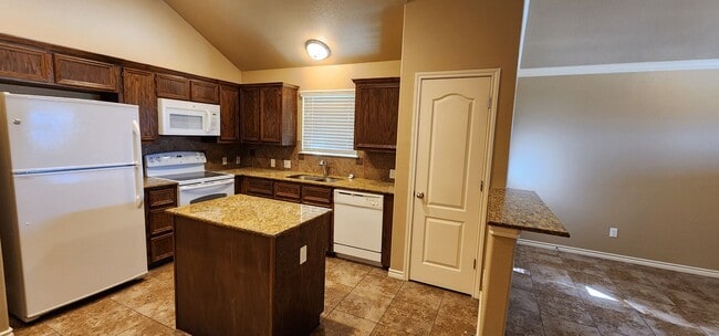 Building Photo - Beautiful 2 Bedroom / 2 Bath Duplex – Off ...