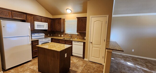 Foto del edificio - Beautiful 2 Bedroom / 2 Bath Duplex – Off ...