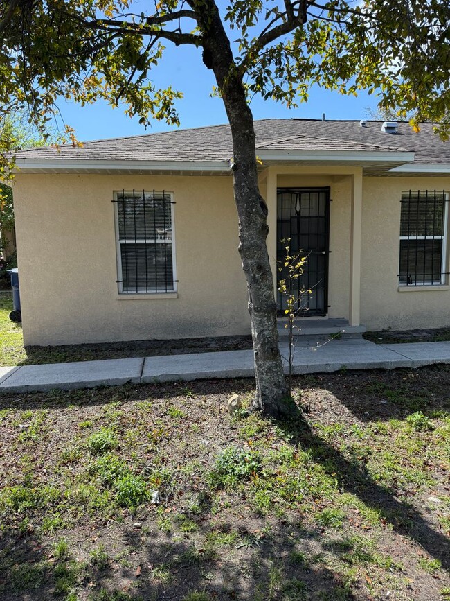 Building Photo - 3 Bed / 1 Bath Unit Available for Rent!