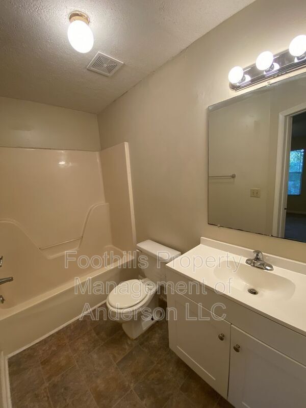 Building Photo - 208 Old North Church Rd