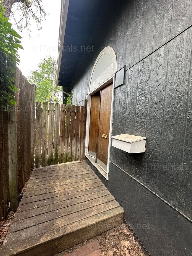 Foto del edificio - $1545 - 2 bed 1.5 bath - Duplex located in Riverside