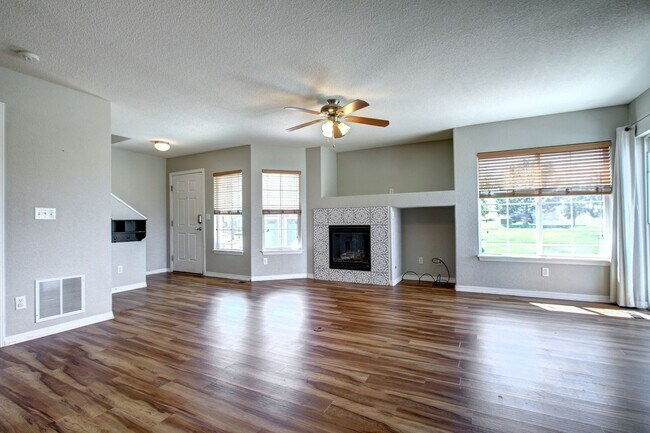 Foto del edificio - Rare Sapphire Pointe 2 bed townhome for le...